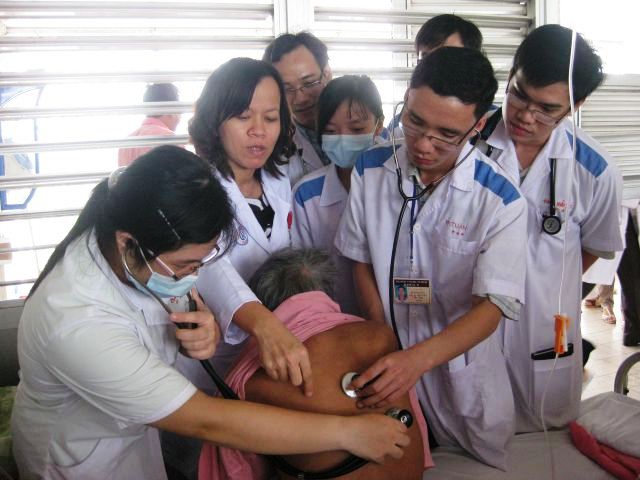 Một buổi thực tập lâm sàng tại BV Chợ Rẫy - SV được giảng viên hướng dẫn khám với sự đồng ý của bệnh nhân (ảnh từ internet)